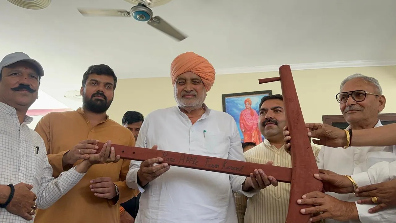 करनाल बना 'कश्मीर'...किसान के सेब की खुशबू पहुंची चंडीगढ़ तक, सेब की खेती देखने करनाल पहुंचे कृषि मंत्री श्याम सिंह राणा